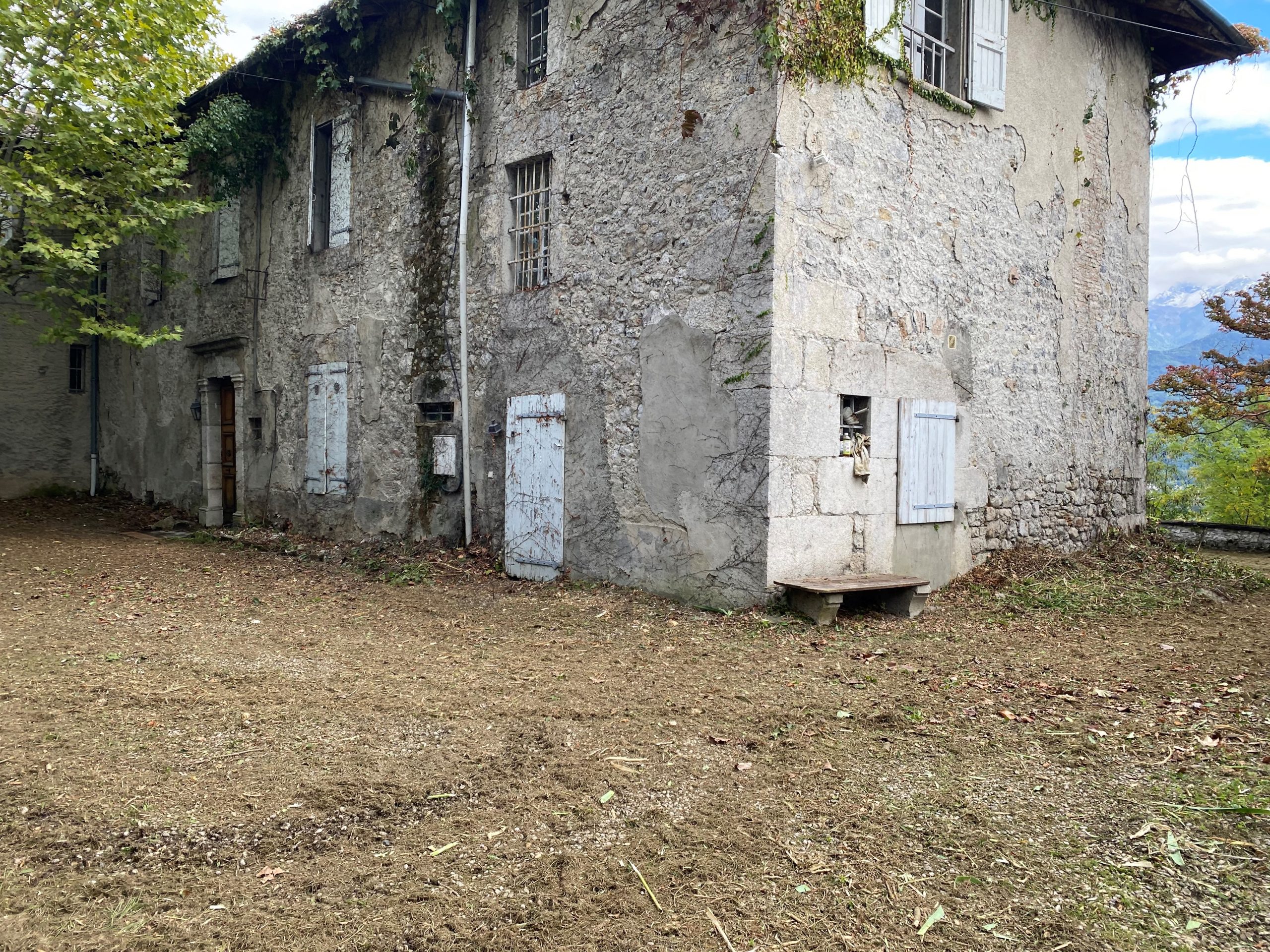Montbonnot avant Bâtisse à rénover